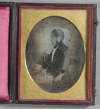 Prévisualisation de Half length portrait of a man, seated in prof… imagettes