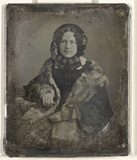 Thumbnail af Portret van een vrouw met bontstola