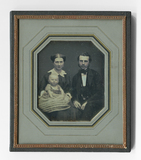 Thumbnail af Junges Paar mit zwei Kleinkindern