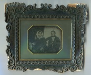 Thumbnail af Porträt eines unbekannten Paares, sitzend. Li…