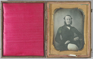 Prévisualisation de Portrait of a man seated with his hands on hi… imagettes