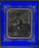 Thumbnail af Portrait of a man with two boys, one on eithe…