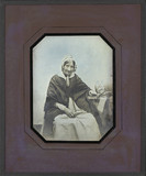 Miniaturansicht Vorschau von Portrait de femme âgée, à mi-jambes, assise d…
