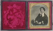 Prévisualisation de Half-length portrait of a seated woman faintl… imagettes
