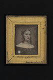 Prévisualisation de portrait of a woman with curled hair imagettes