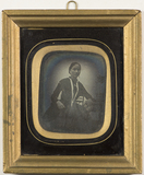 Prévisualisation de Portrait of a woman sitting in a chair, leani… imagettes