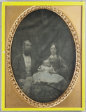 Esikatselunkuvan Family portrait of a man on the left, his wif… näyttö