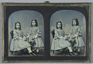 Prévisualisation de Zwei kleine Mädchen mit Blumenkorb, leicht ko… imagettes