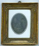 Prévisualisation de portrait of woman with 2 children, sitting; m… imagettes