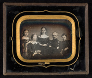 Prévisualisation de Family portrait. Man and woman seated in fron… imagettes