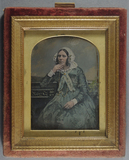 Esikatselunkuvan Portrait of a woman resting her elbow on a ta… näyttö