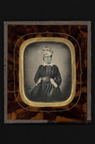 Prévisualisation de portrait of a woman with a textile hat / head… imagettes
