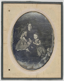 Forhåndsvisning av portrait of a woman with her two daughters