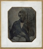 Esikatselunkuvan Porträt eines sitzenden, unbekannten jungen M… näyttö