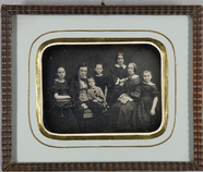 Thumbnail preview of Familienaufnahme mit 7 Personen, 2 Frauen, 1 …