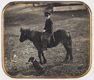 Thumbnail preview van Knabe auf Pony mit Hund.
Ungestellt wirkt die…