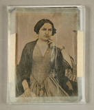 Esikatselunkuvan Bildnis einer Dame, halbe Figur, an einem Tis… näyttö