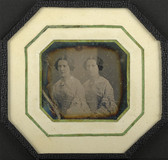 Forhåndsvisning av Portrait de deux jeunes femmes, soeurs jumell…