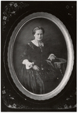 Prévisualisation de portrait of a seated woman with one arm at a … imagettes