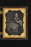 Forhåndsvisning av Portrait of a girl with curled hair, sitting …