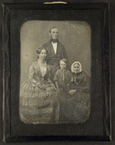 Esikatselunkuvan Portrait of an unknown family näyttö