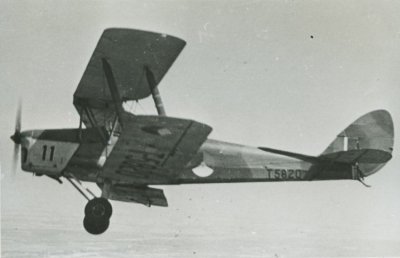 De Havilland DH.82A Tiger Moth, in de vlucht, in RAF-kleuren.