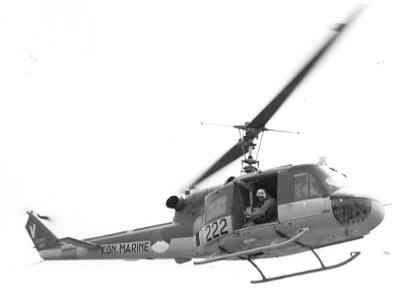 De Air Sea Rescue (ASR) en transporthelikopter Agusta-Bell 204B(I)UH-1 (1962-1978) bezig met een hijsoefening.