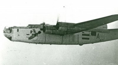Maritieme patrouillebommenwerper Consolidated B-24J Liberator Mk. GR VI (1944-1946) van het 321 Squadron oefenend boven Ceylon