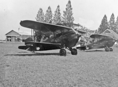 Curtiss Hawk jagers (van de Luchtvaartafdeling/KNIL) op manoeuvre op het Marinevliegkamp Morokrembangan (Soerabaja) in september 1933.