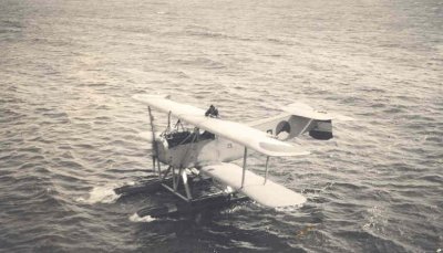 Verkenningsvliegtuig Van Berkel WA (W-70) (1919-1933) landing nabij Hr.Ms. Jacob van Heemskerck