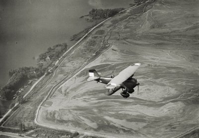Het eerste door de N.V. Maatschappij voor Vliegtuigbouw 'Aviolanda' te Papendrecht in licentie gebouwde eenpersoonsjachtvliegtuig Curtiss Hawk, voorzien van de fabrieksregistratie H-1, op  proefvlucht boven het eiland Voorne-Putten. Dit type jachtvliegtuig was in 1930 besteld t.b.v. de Luchtvaartafdeling van het KNIL, en was o.m. bestemd voor de luchtverdediging van de marinebasis Soerabaya.