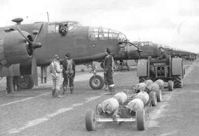 bommenladen voor de Mitchell bommenwerpers van sqn. 320 in de UK, WOII.
