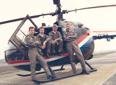 Leden van demoteam poserende bij hun Bo-105 helikopter (registratie B-44).