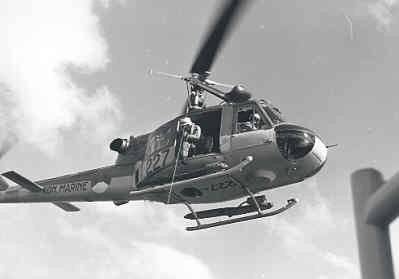 De Air Sea Rescue (ASR) en transporthelicopter Agusta-Bell 204B(I)UH-1 (1962-1978) . Hijslier oefening