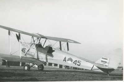 De Havilland DH.82A Tiger Moth op de grond.