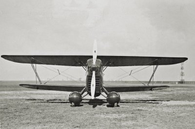 Het eerste door de N.V. Maatschappij voor Vliegtuigbouw 'Aviolanda' te Papendrecht in licentie gebouwde eenpersoonsjachtvliegtuig Curtiss Hawk, voorzien van de fabrieksregistratie H-1, geland op Waalhaven en klaar voor de eerste proefvlucht. Dit type jachtvliegtuig was in 1930 besteld t.b.v. de Luchtvaartafdeling van het KNIL, en was o.m. bestemd voor de luchtverdediging van de marinebasis Soerabaya.