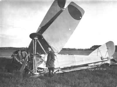 L.V.G. B.I LA25 op 23 april 1917. Vlieger elt. J.P. van Oosten (poseert) was ongedeerd. Het toestel werd afgeschreven.