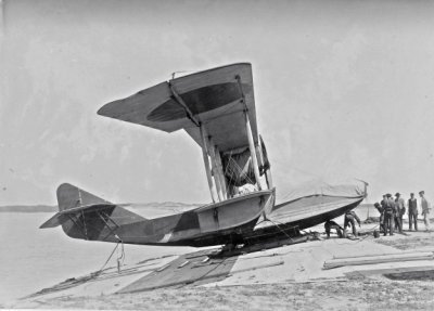 Een Curtiss Felixstowe F-2A martiem patrouillevliegboot L-1 (1918-1918) op de helling op het Marinevliegkamp 'De Mok