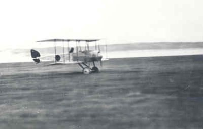 Lesvliegtuig Thulin LA (1918-1923) landt op het Marinevliegkamp De Mok, Texel