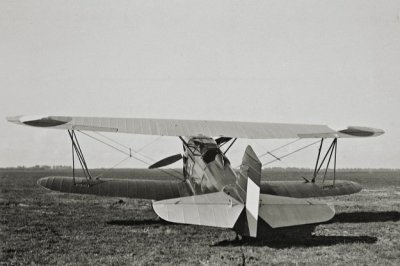 Het eerste door de N.V. Maatschappij voor Vliegtuigbouw 'Aviolanda' te Papendrecht in licentie gebouwde eenpersoonsjachtvliegtuig Curtiss Hawk, voorzien van de fabrieksregistratie H-1, geland op Waalhaven. Dit type jachtvliegtuig was in 1930 besteld t.b.v. de Luchtvaartafdeling van het KNIL, en was o.m. bestemd voor de luchtverdediging van de marinebasis Soerabaya.
