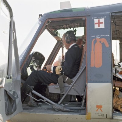 Prins Bernhard bezoekt Den Helder en neemt plaats in de stoel van de piloot van een Agusta Bell 204B(I)UH-1.