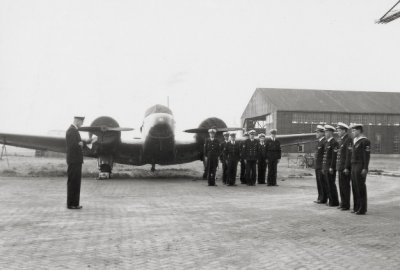 De Airspeed Oxford Mk.I trainer voortgezette vliegopleiding A-1 (1947-1952) met de volltallige bemanning