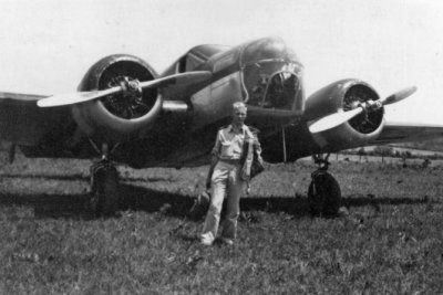 OLV3 M.S. Kamminga voor een Beechcraft AT-11 Kansan tweemotorige trainer op Jackson Air Force Base in mei 1943