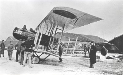 Farman F.40 LA37 klaar voor de start van Soesterberg in 1917. Op de achtergrond de Farman HF.22 K4 van Koloniën.