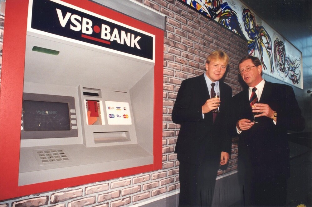 Opening van het nieuwe hoofdkantoor VSB, Archimedeslaan te Utrecht. Opening door Prins Willem-Alexander in maart 1995 met CEO Hans Bartelds