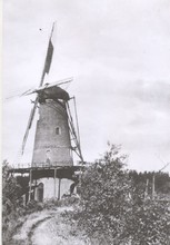 <p>Casterse molen aan de Groote Beerze; zie toelichting bij foto 02718</p>