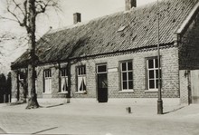 <p>Zadelmakerij v.Beers en mutsenwasserij aan de Bleijenhoek omstreeks 1950.</p>