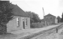 <p>Straatbeeld met woningen aan het Heeleind in  1954;</p>