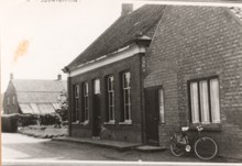 <p>Straatbeeld van de voormalige Achterstraat (later Europalaan)  omstreeks 1958. O.a. de woningen van v.Steensel (links) en van W. Hendriks (midden). In het huis rechts, woonde o.a. tijdens de oorlogsjaren het gezin van Peerke Daniëls en in de aanbouw was de zuivelhandel van Gerrit Duis gehuisvest.</p>