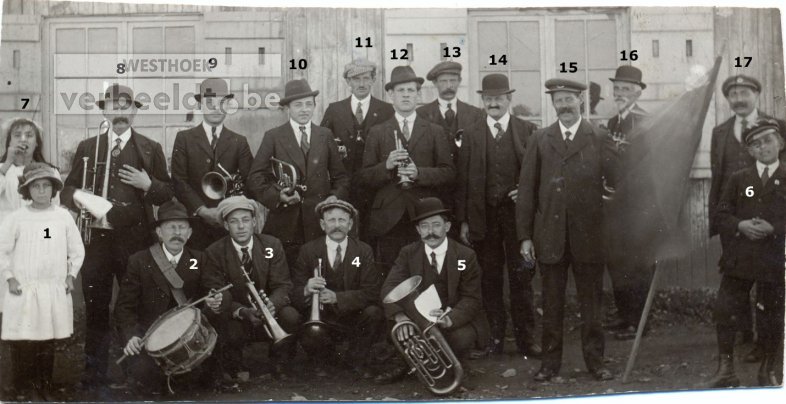 De Mesense muziekvereniging voor hun voorlopige repetitieruimte omstreeks 1922.